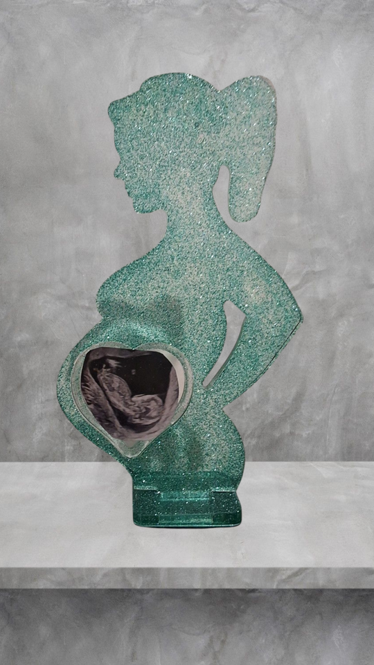 Femme sur socle avec coeur